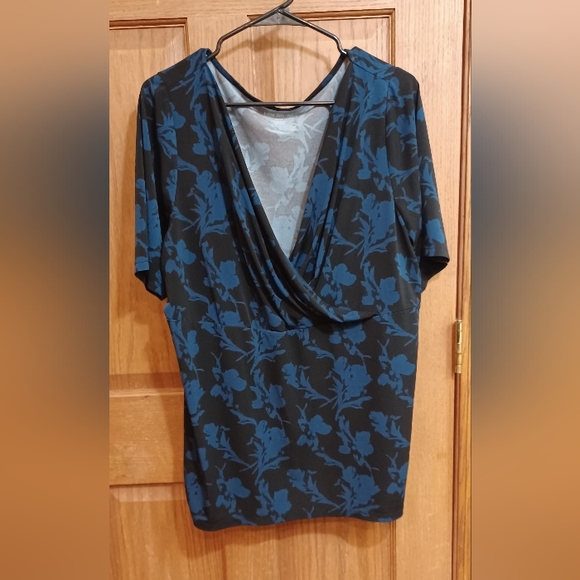 Lane Bryant - Women's Blouse Low-cut Short Sleeve - Size 22/24 - Picture 3 of 5